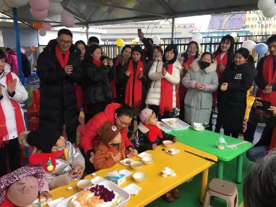 2020年1月13日，志愿服務(wù)隊(duì)和社會(huì)各界愛心人士為“口罩天使們”舉辦集體生日會(huì)
